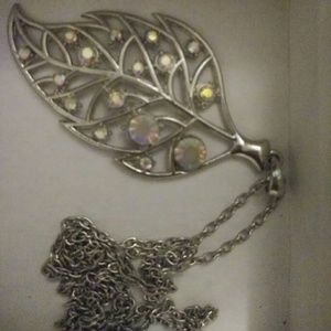 EUC. Silver tone large Leaf with stones Necklace.